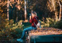 Disneyland Paris er sjovt for hele familien Backpakker tager billeder af smuk natur