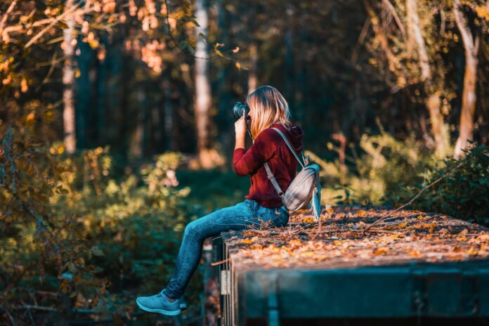 Backpakker tager billeder af smuk natur Backpakker tager billeder af smuk natur