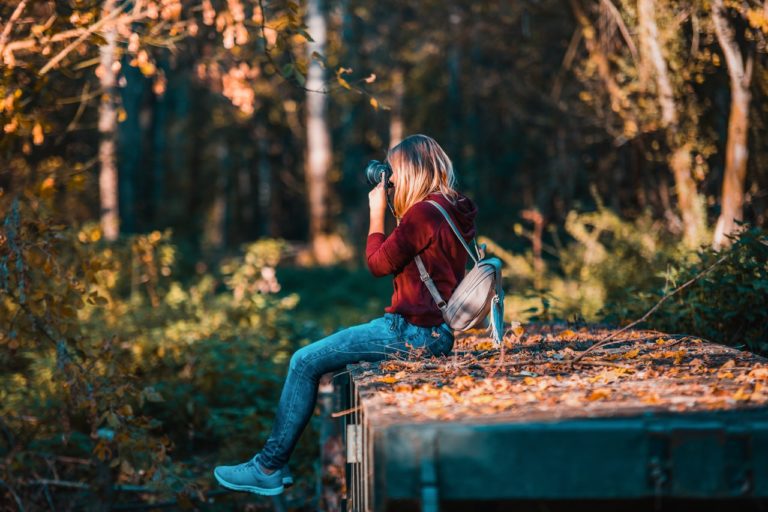 Backpakker tager billeder af smuk natur