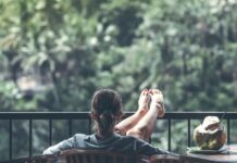 Sådan kan CBD lindre dine gigtsmerter, så du kan opleve verden igen Dame sidder og nyder livet i udlandet