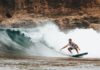 Person surfer på surfboard i hawaii
