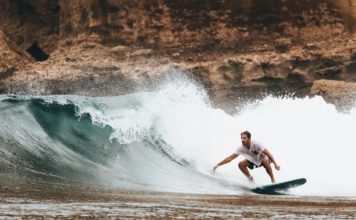 Person surfer på surfboard i hawaii