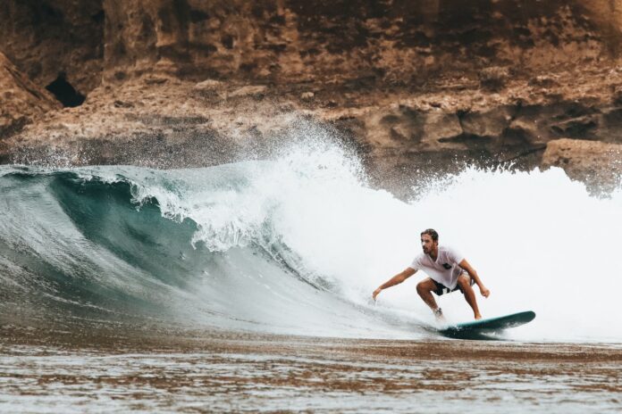 Person surfer på surfboard i hawaii Person surfer på surfboard i hawaii