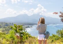 Husk altid at tage dine smykker af, når du er på udflugt Dame er på udflugt og tager billeder