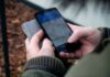 Find vej på campingferien: Brug mobilen som GPS Person bruger telefon som gps