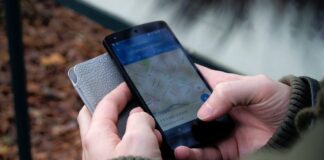 Find vej på campingferien: Brug mobilen som GPS Person bruger telefon som gps