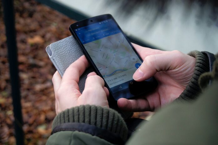 Person bruger telefon som gps Person bruger telefon som gps