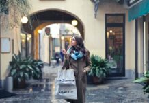 Fordele og ulempe ved at shoppe tøj i udlandet Dame er på shopping tur i udlandet